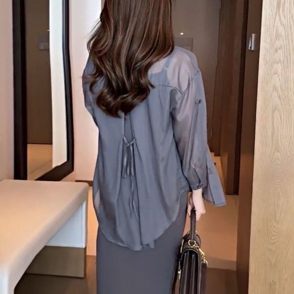 薄いタイプの微透長袖日焼け止めカーディガンの背中には、青いシャツ付きの女性夏のファッションカジュアルシャツのコートがあります。|undefined