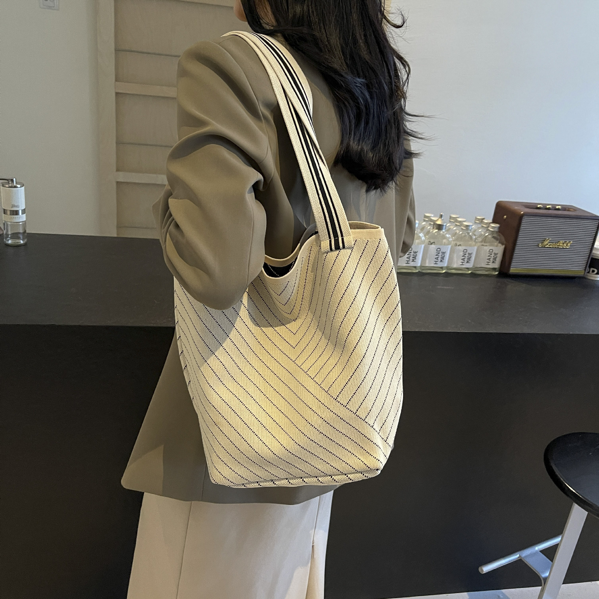 Knitted single-shoulder bag 2024 Tote new style bag for women, large-capacity hand-held commuting shopping bag, bucket, versatile wholesale Specification drawing
