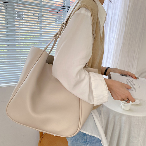 Large-capacity bag for women  new fashion retro work commuting tote bag niche single shoulder armpit bag versatile