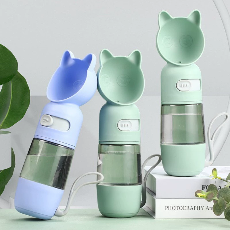 Собака выходит в чайник, питье, питье, питье, питье, питье на улице