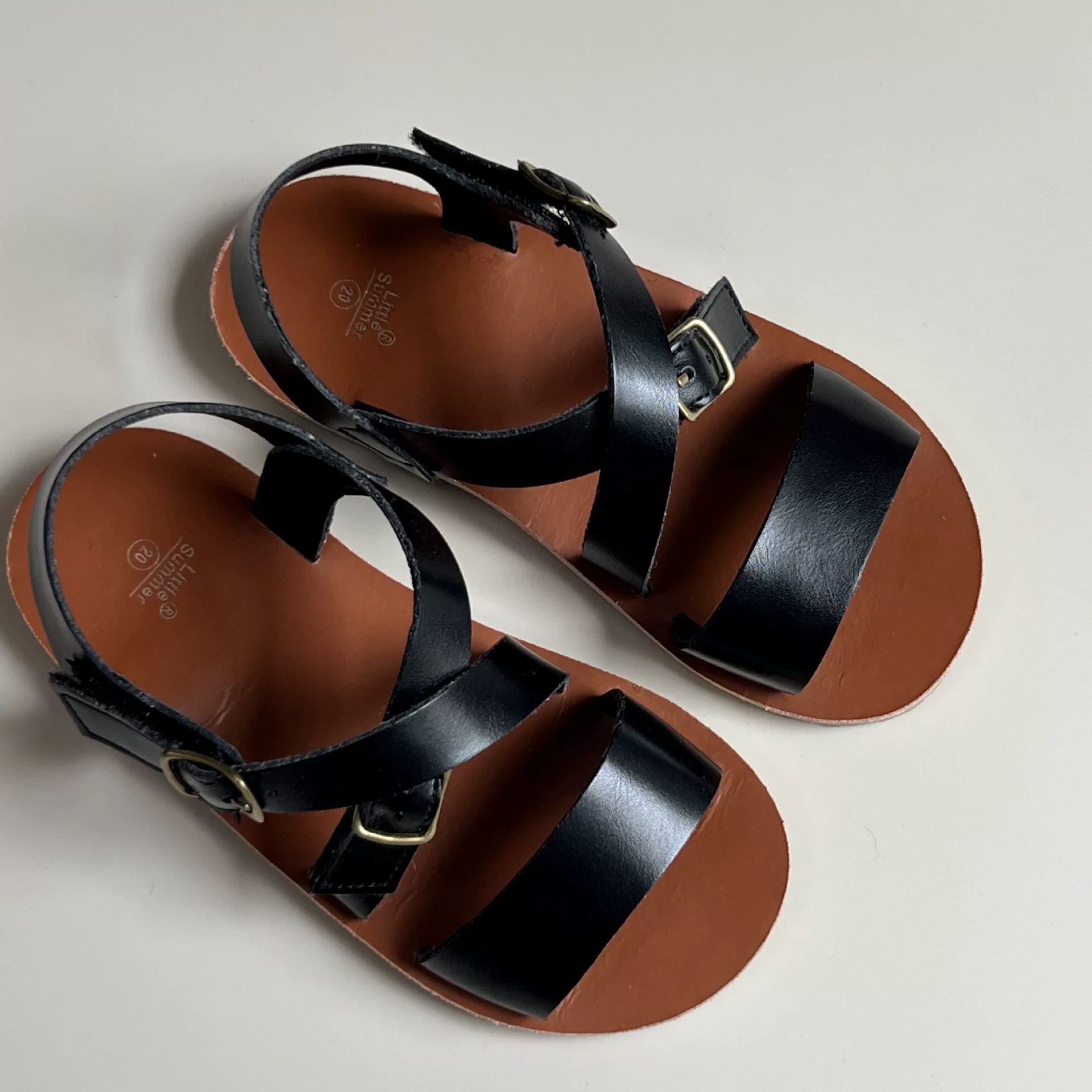 Детские кожаные сандалии на липучках с перекрестными ремешками, черные, для девочек, повседневные, летние