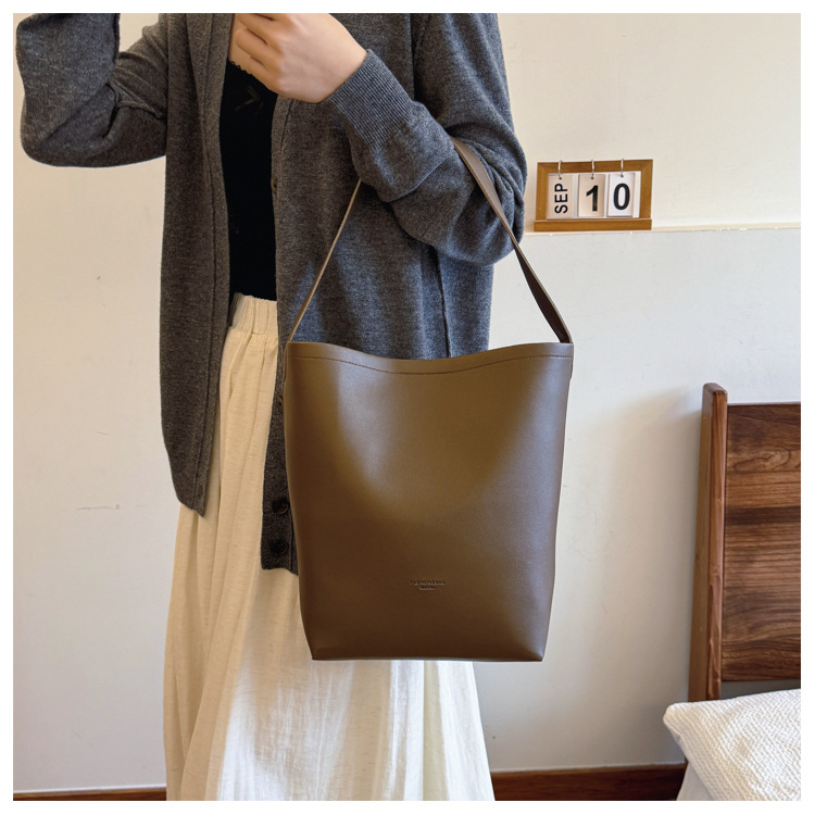 Solid color Tote bag 2024 new style, high-end, large-capacity single-shoulder versatile, niche women's bag, casual and simple bucket bag undefined