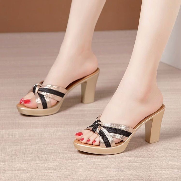 Zapatillas frescas de moda femenina 2026 verano nuevo hombre pequeño tacones altos zapatillas de boca de pez frescas image 4