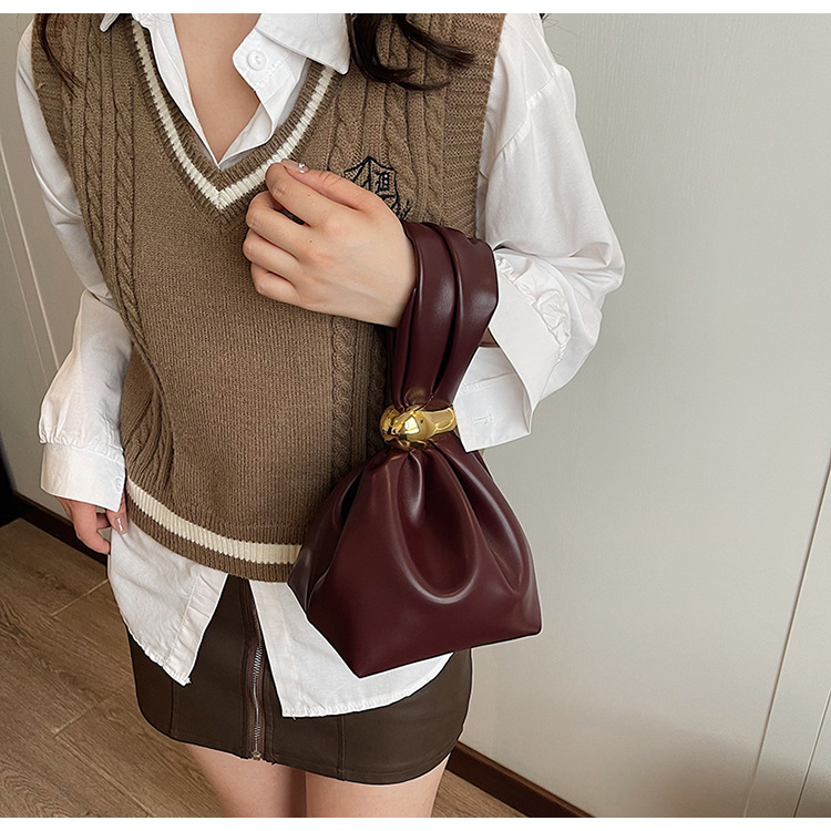 A high-end, niche and quirky small bag for women's autumn and winter 2025 new retro pleated mini bucket bag undefined