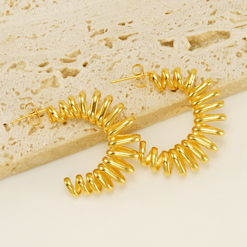 Cruz-frontera europea y americana nueva primavera de acero inoxidable pendientes de las mujeres de diseño hueco anillo de acero de titanio pendientes en stock al por mayor