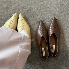 THEMANDAGO芒大果小衆の先に靴を編んでいます。レトロで柔らかい皮が見えます。