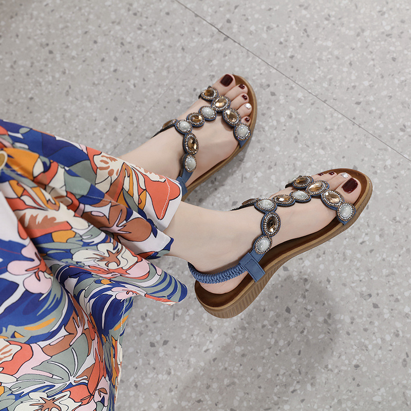 En stock 2024 nuevas sandalias europeas y americanas Bohemia rhinestone cabeza redonda cómoda vacaciones junto al mar más tamaño zapatos planos