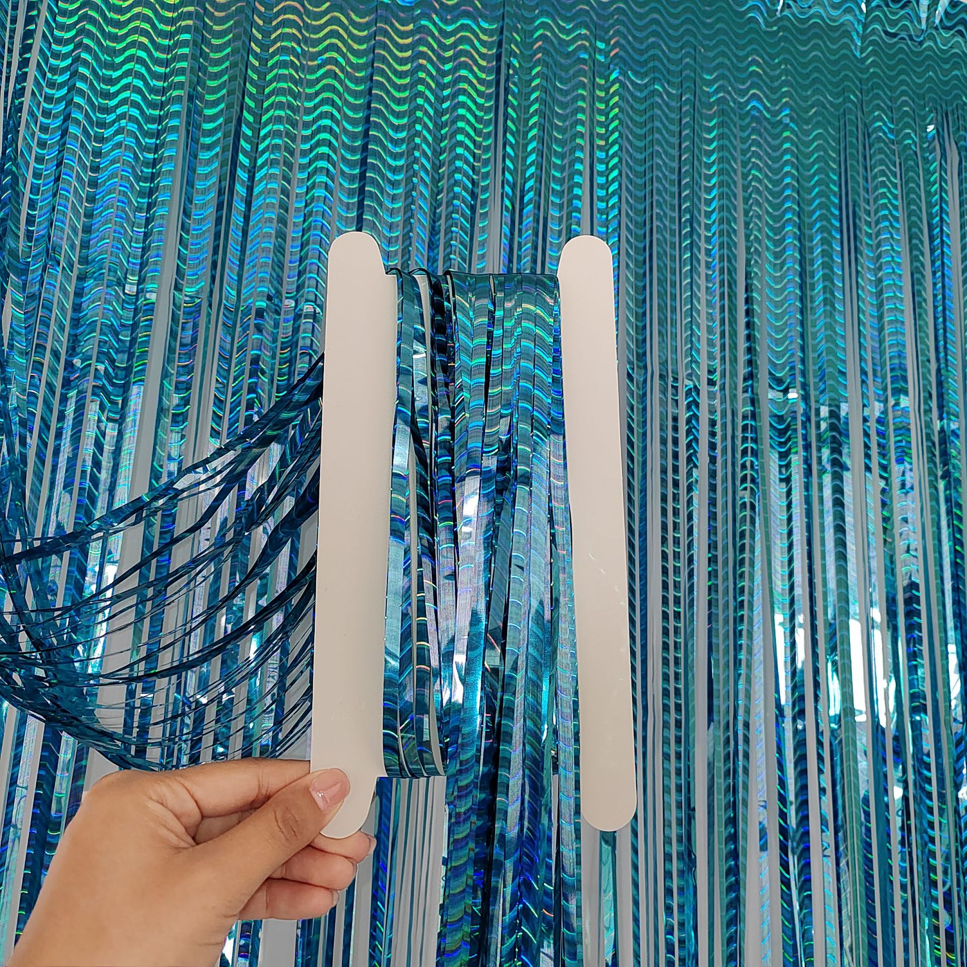 Cortina de seda de lluvia personalizada sitio de fiesta props decoración de fondo de fiesta de cumpleaños cortina de puerta de seda de lluvia ondulada láser