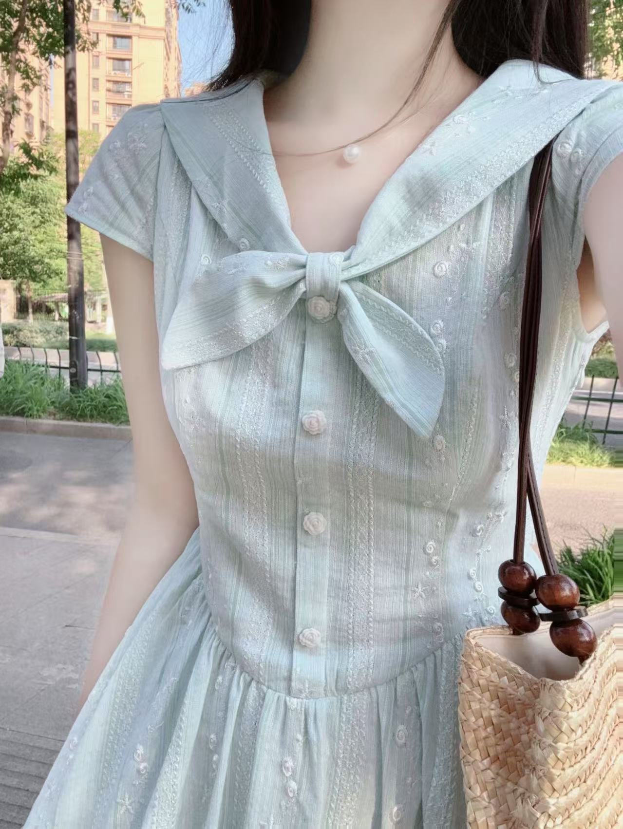 Váy liền thân suông midi màu xanh nhạt thiết kế eo ôm nhẹ — màu xanh nhạt