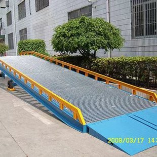 Mobile boarding bridge logistics container loading and unloading platform hydraulic forklift bridge unloading lifting ramp loading platform