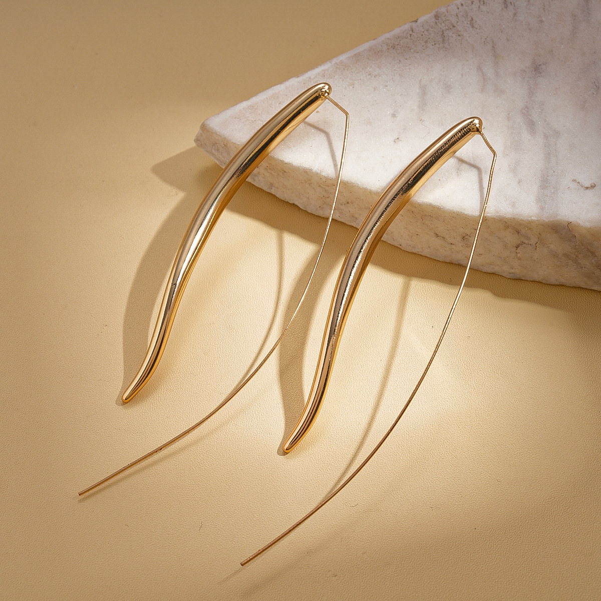 Europa y los Estados Unidos exageraron la superficie de metal brillante en forma de gota de agua ganchos de orejas largos personalidad transfronteriza simple nicho de alta sensación pendientes para mujeres
