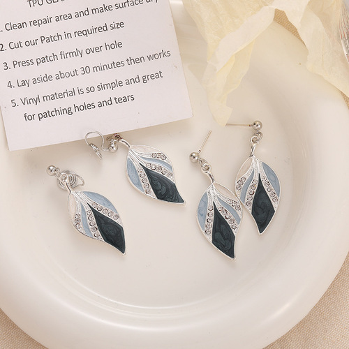 Simple temperament, long diamond-encrusted oil painting, high-quality dreamy blue leaves, no pierced ears, mosquito coil disc ear clip
