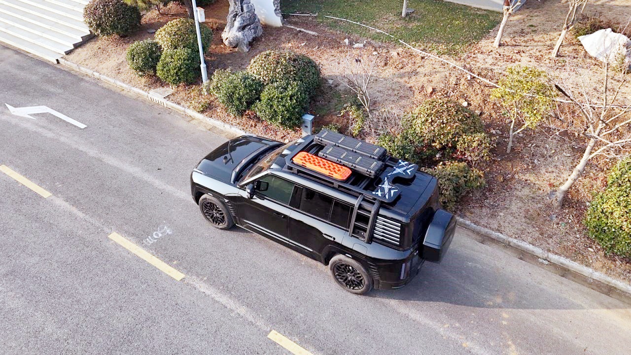 Looking up U8 roof rack roof frame ladder schoolbag side account equipment box mountain step curve roof platform travel ladder