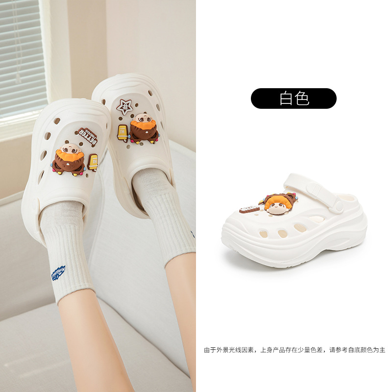 Zapatos con agujeros para mujer 2025 nuevos zapatos de playa de dibujos animados de moda linda verano suela gruesa aumento sandalias antideslizantes mujeres