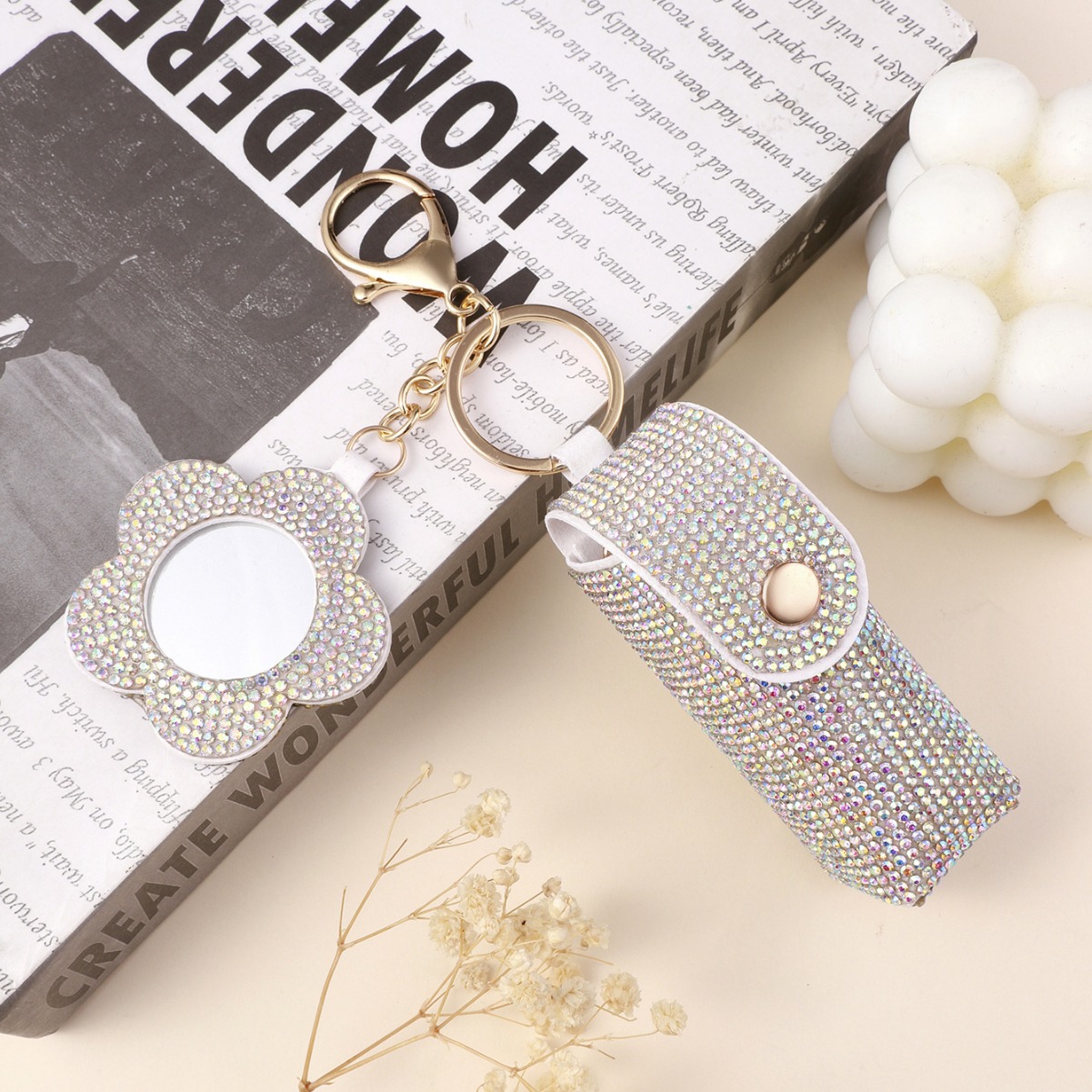 Ruiguo leather products are convenient to carry, featuring rhinestones, mirrors, lipstick bags, keychains, and other new lipstick bag designs.