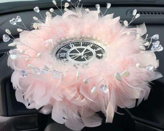 adornos de automóviles blancos grandes plumas almohadilla antideslizante amor almohadilla de cuentas diosa adornos de automóviles regalos de vello corto