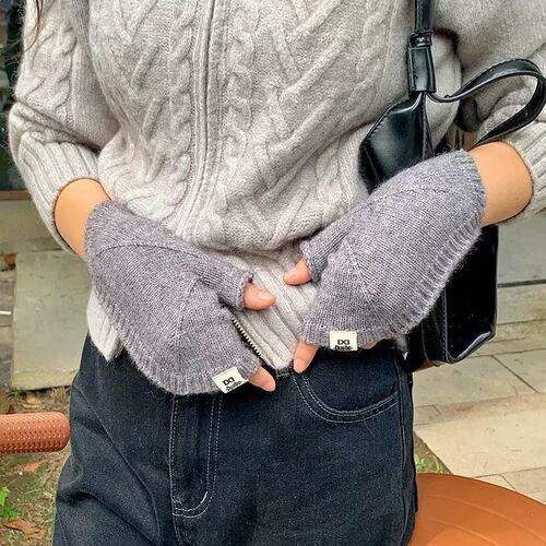 Glamorous gloves, winter essential, post-apocalyptic style, half-finger shell warming, trendy gloves