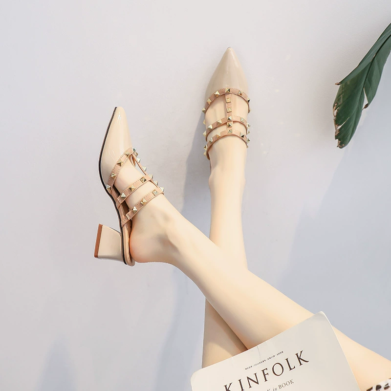 2023 летние новые кибер-знаменитости элегантные заклепки на среднем каблуке на массивном каблуке Baotou полутапочки женская верхняя одежда сандалии на высоком каблуке