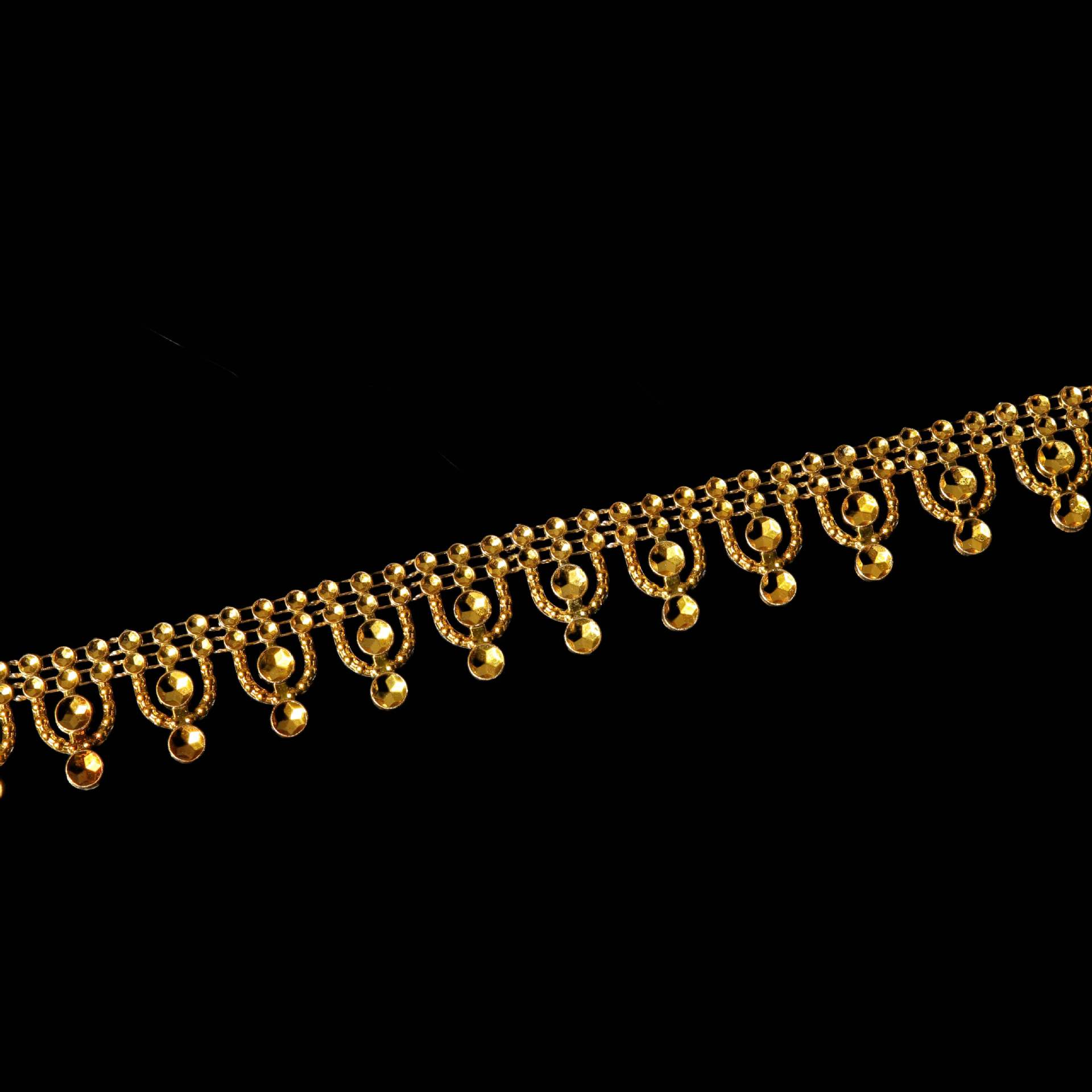 Venta de fábrica cadena de diamantes con borlas accesorios de ropa accesorios corona única al por mayor diamante de hilo de plástico taladro zapatos y sombreros adornos