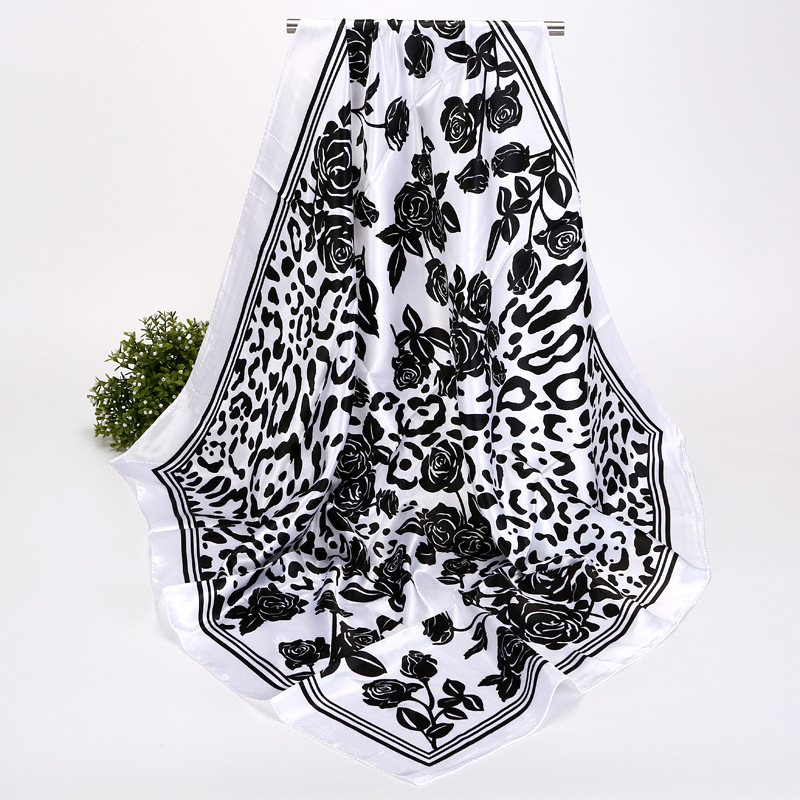 Foulard in seta minimalista bianco e nero accessorio lusso donna_voghion.com
