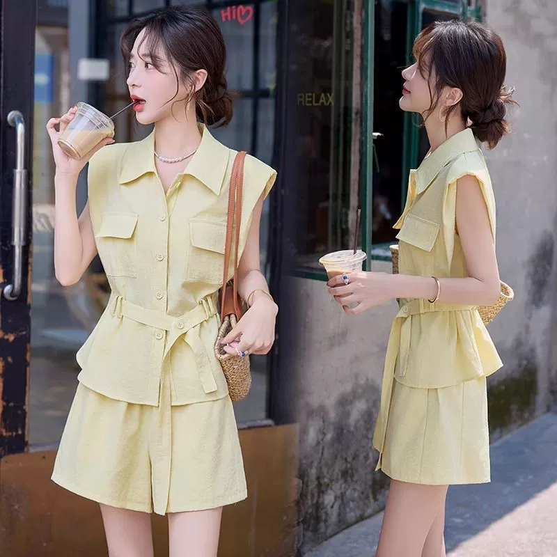 Летний костюм-двойка в корейском стиле 2025 года: рубашка и шорты, макаронные цвета, молодежный, стройнящий, для поездок на работу.