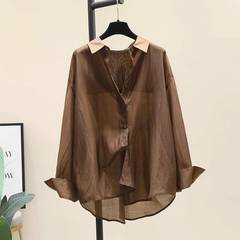 カレー色の薄い天糸の日焼け止めは春の新型のシンプルな雰囲気に合わせて長袖のシャツを着ています。