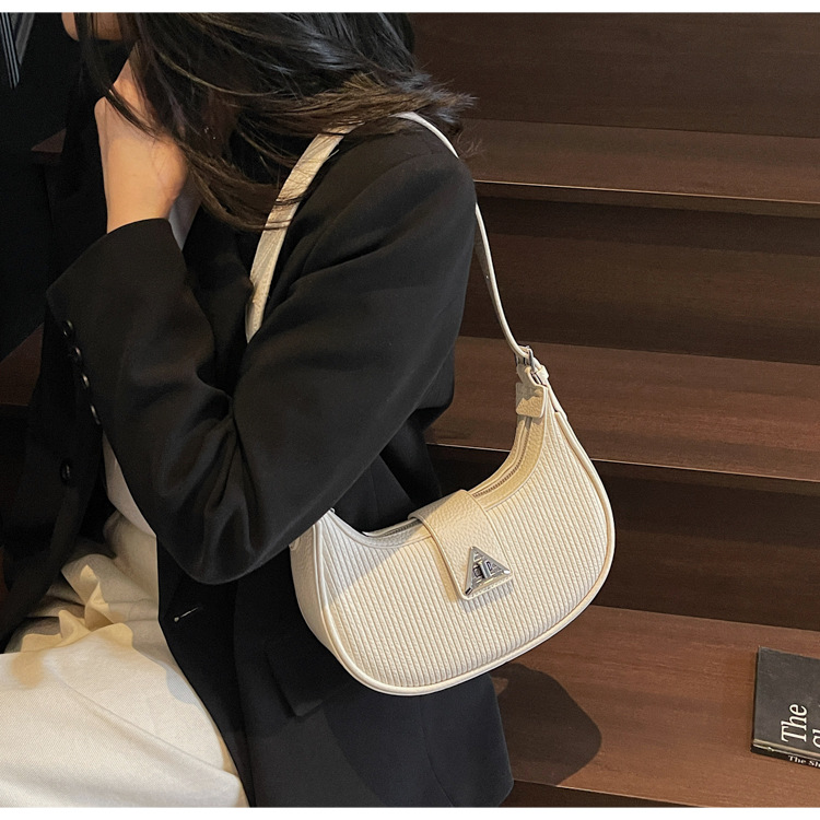 The 2025 new underarm bag for women is a simple and versatile single-shoulder crossbody bag. It is a popular and niche designer crescent-shaped women's bag undefined