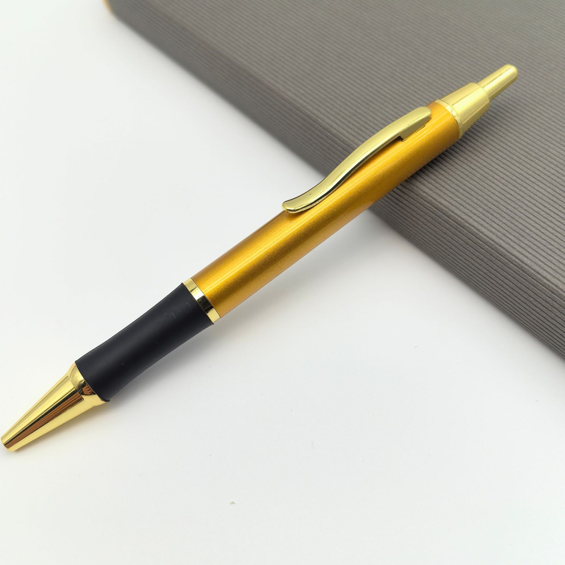 Metal personalizado pulsador antideslizante silicona cubierta bolígrafo bolígrafo de regalo de negocios bolígrafo de firma bolígrafo de conferencia