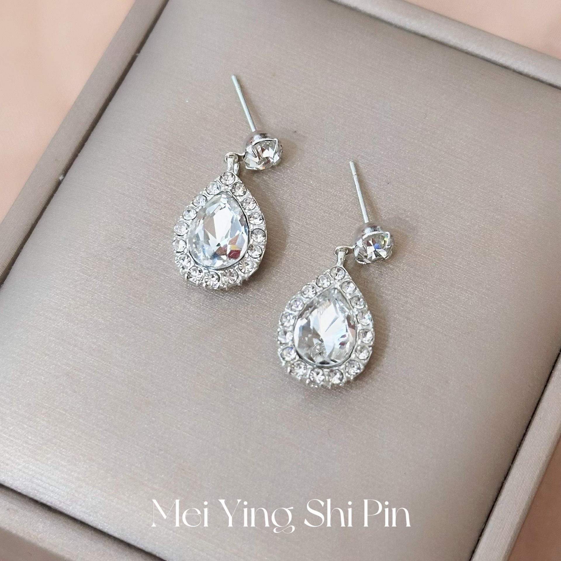 フランス式の清冷感の銀色の金属のイヤリングの真珠のドリルのフリンジデザイン感の耳飾りのファッションの高い顔の値の女性の耳飾り