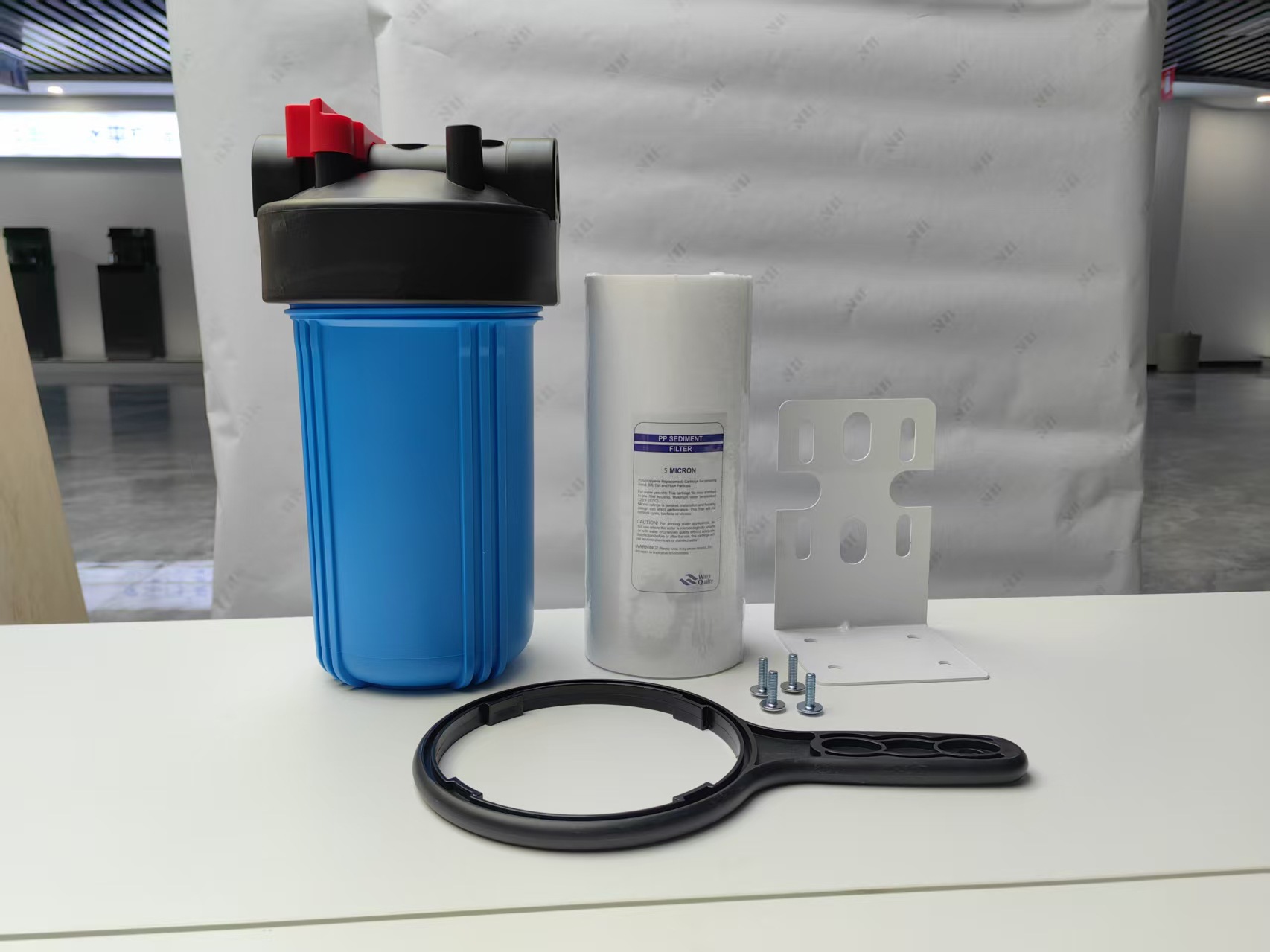 Prefiltro gordo grande de 20 pulgadas, agua del grifo de la cocina de tres niveles, purificador de agua para toda la casa, botella azul transparente, estante de gran flujo