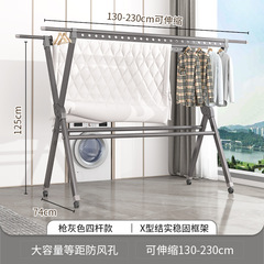 ハンガーは床に折り畳みます。室内のベランダは布団の神器を干します。