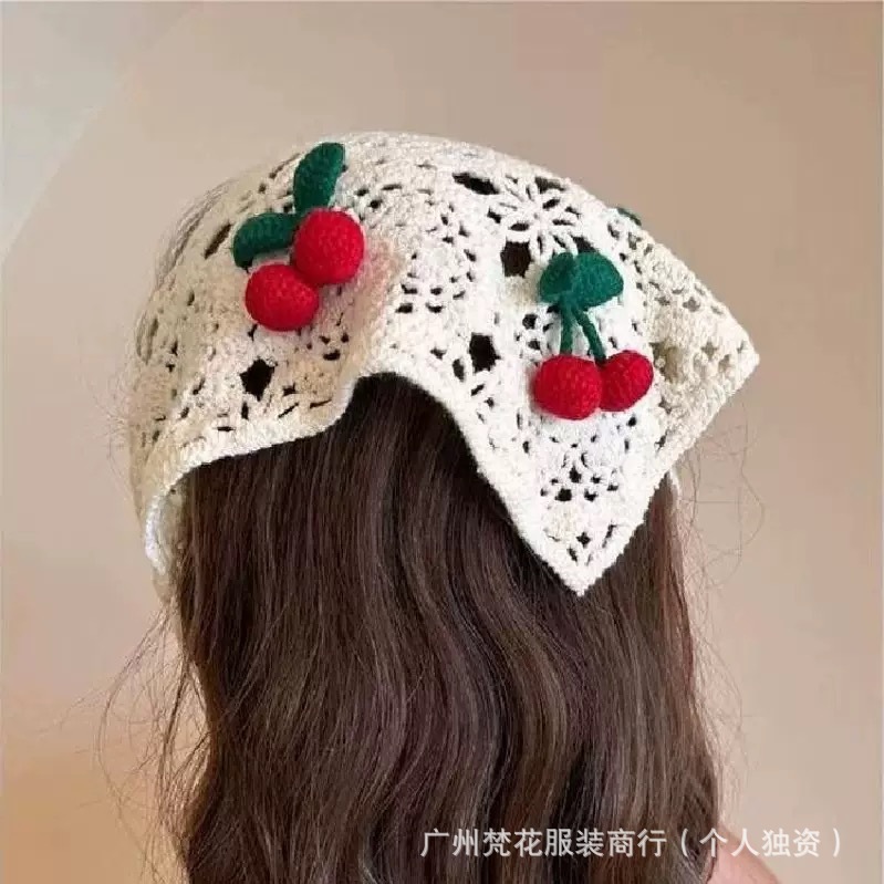 입체적인 체리 세 개