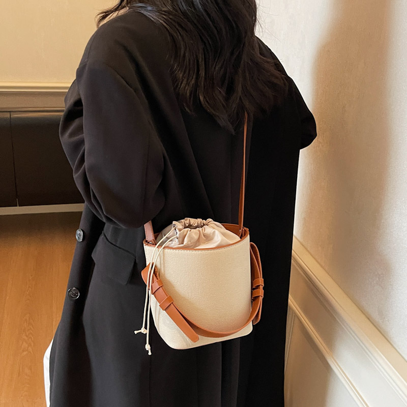 2025 nueva bolsa de cubo de lona de color de contraste para mujeres de alto nivel nicho de diseño de viaje de hombro portátil bolso de mano