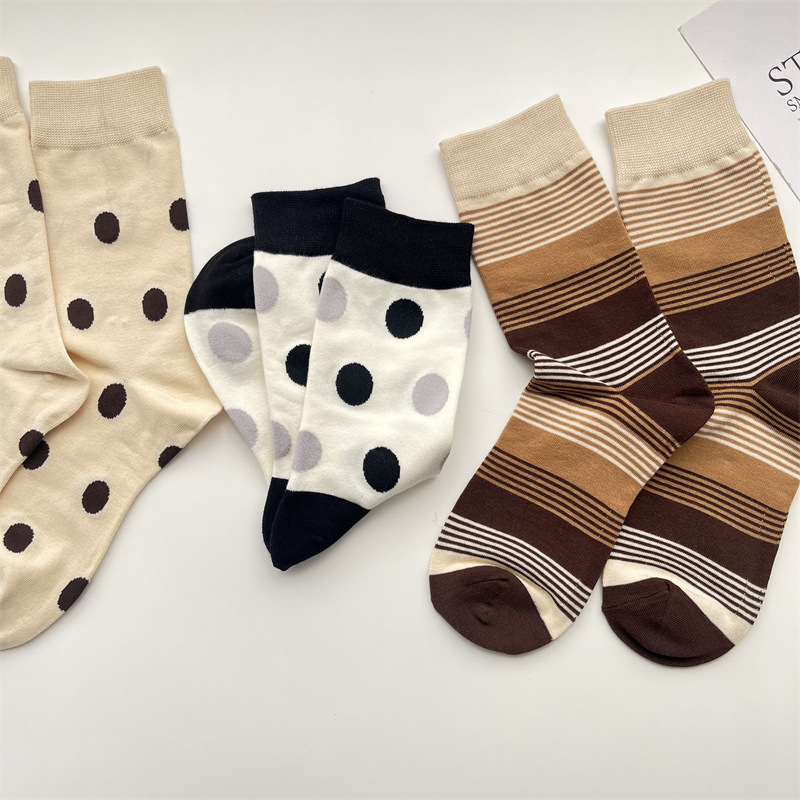 Women's Retro Round Dots Cotton Crew Socks A Pair display picture 6