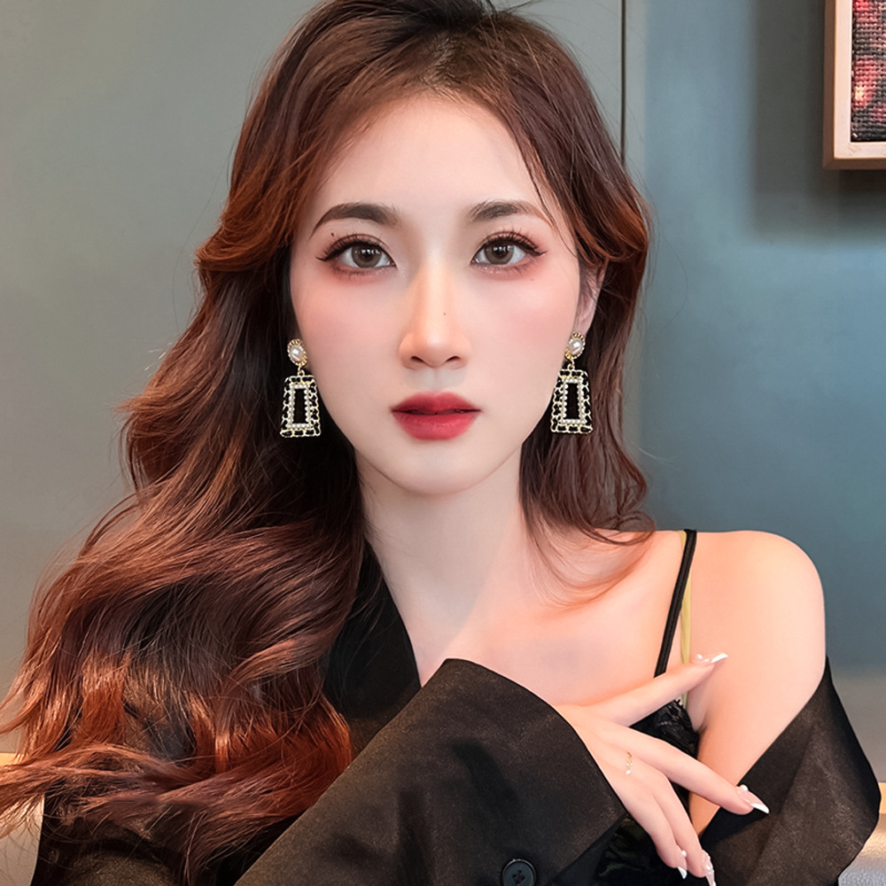 Pendientes de perlas cuadrados geométricos huecos con aguja de plata Pendientes de viento de fragancia pequeña retro elegante Pendientes de moda de temperamento de nicho para mujer