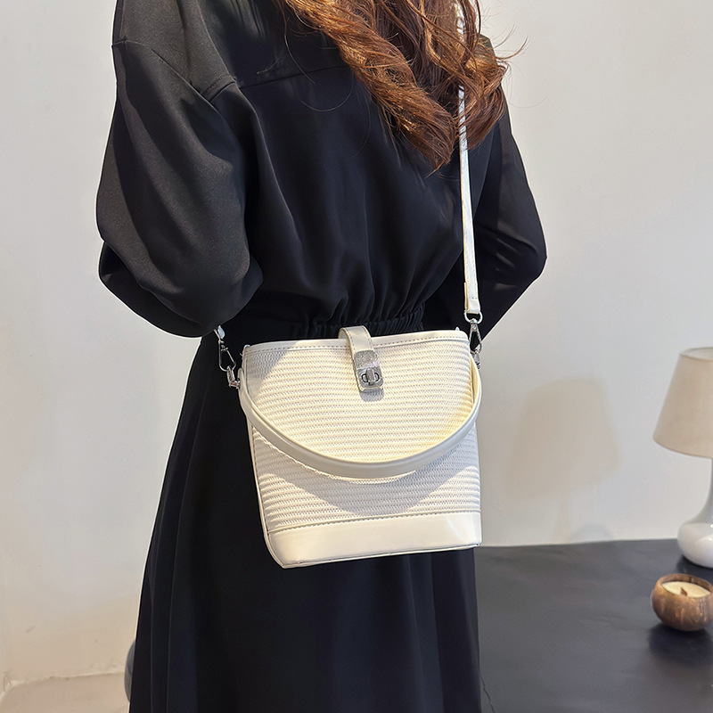 Bolso bandolera de tejido versátil con bloqueo de color de verano nuevo 2024 para mujer, súper popular nicho de césped para mujer, bolso bandolera de agua, móvil_voghion.com