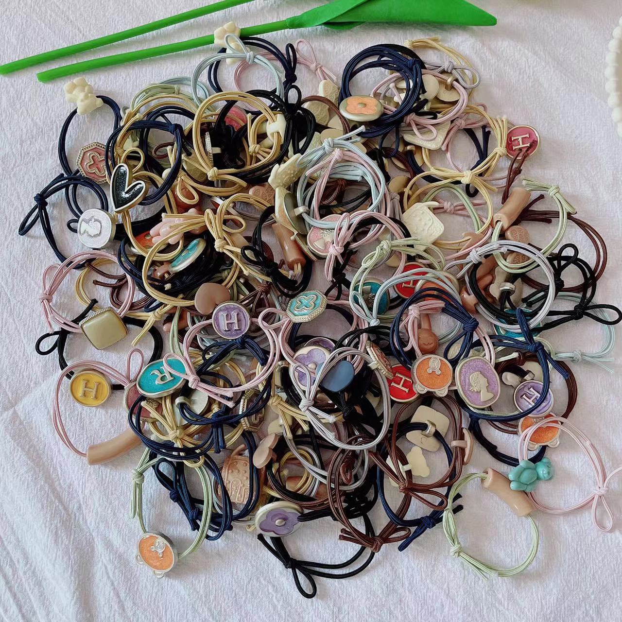 100 mezclado pelo lazo cuerda al por mayor banda de goma femenina carta de caramelo arco banda de pelo Simple temperamento lindo cola de caballo