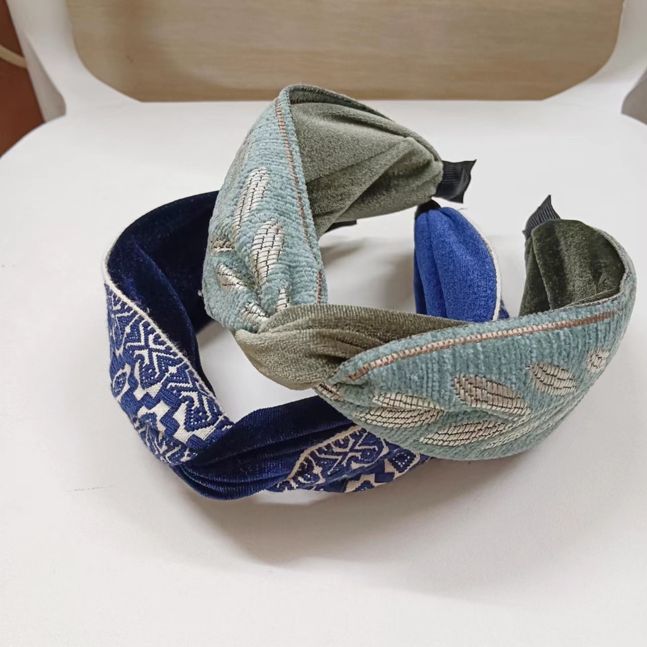 2022 Windstickerei-Atmosphäre Ethnisch Exquisiter Twist gepaart mit kontrastfarbenem, kreuzbreitem Stirnband-Haarreif 21208_voghion.com