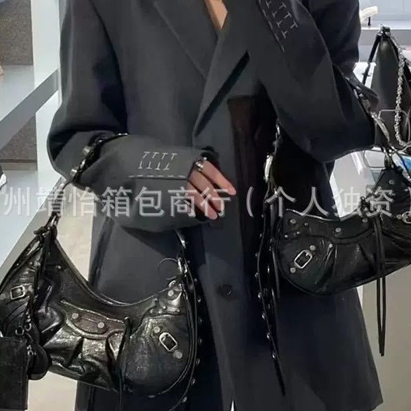 High Quality Paris Le Cagole Studded Biker Bag Oil Wax Leather 3-In-1 Crescent Crossbody Genuine Leather Underarm Bag - Thumbnail 4
