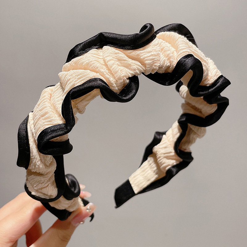 Una diadema beige de intestino grueso con bordes negros