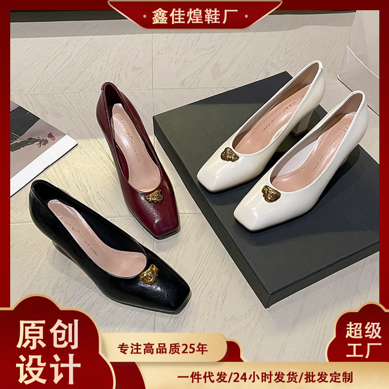 Giày cao gót nữ mũi vuông gót thô phối kim loại kiểu cổ điển, gót 6–8 cm — Màu trắng nhạt, rượu vang đỏ, đen