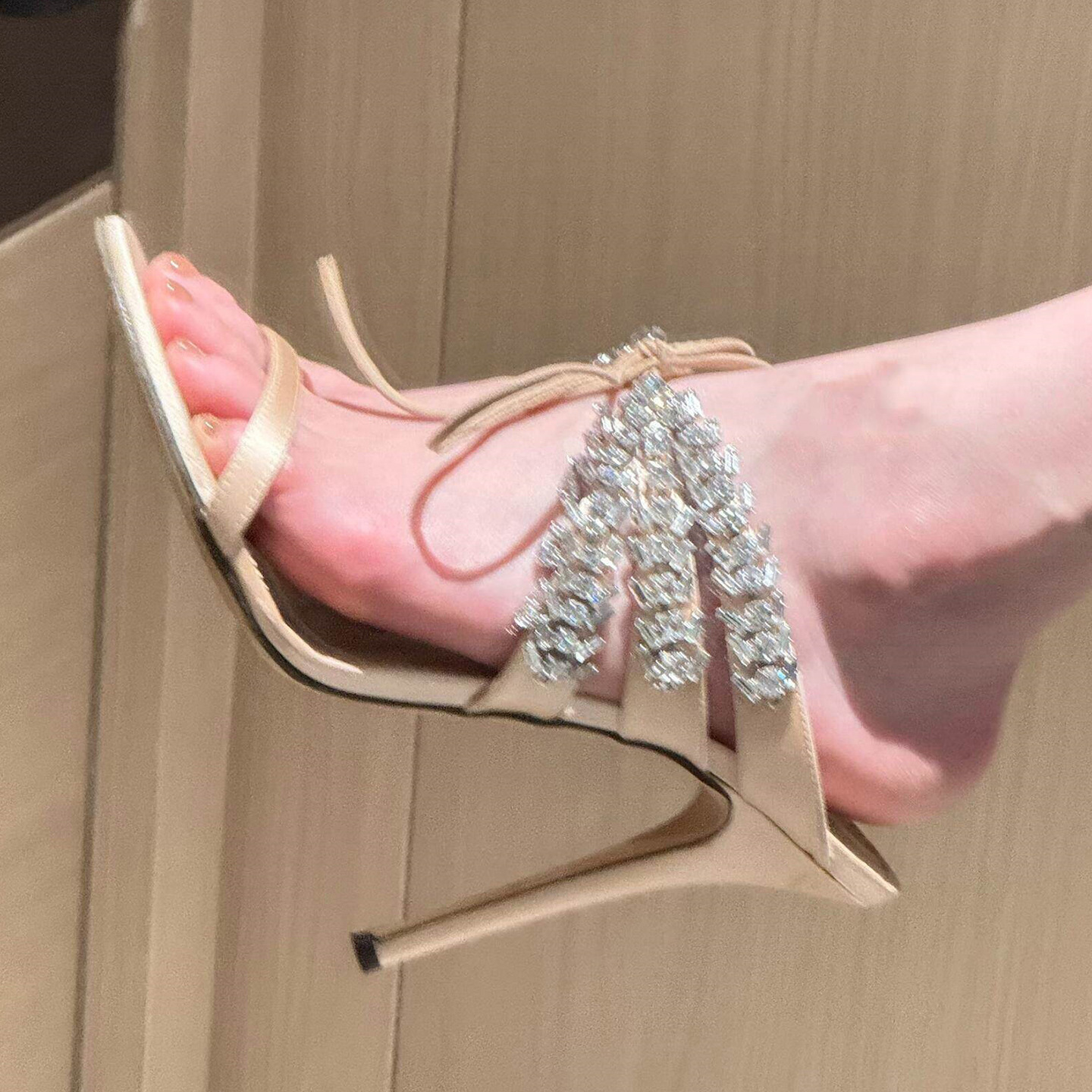 Qadın açıq barmaqlı rhinestone sandal, nazik dabanlı
