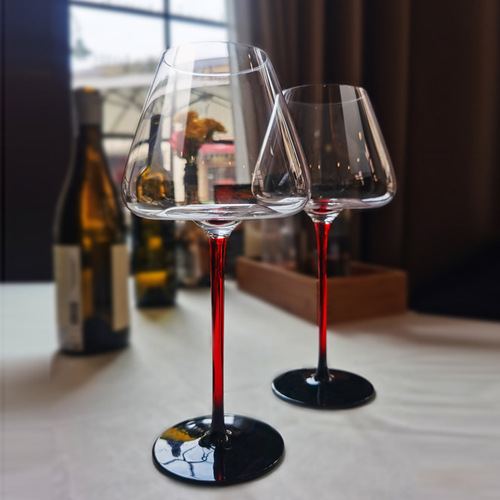 Red pole, black bottom, black tie red wine glass, European style luxury high-end crystal goblet, burgundy wine glass
