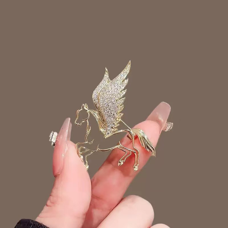 Broche perle pégase style chinois luxe accessoire de mode_voghion.com