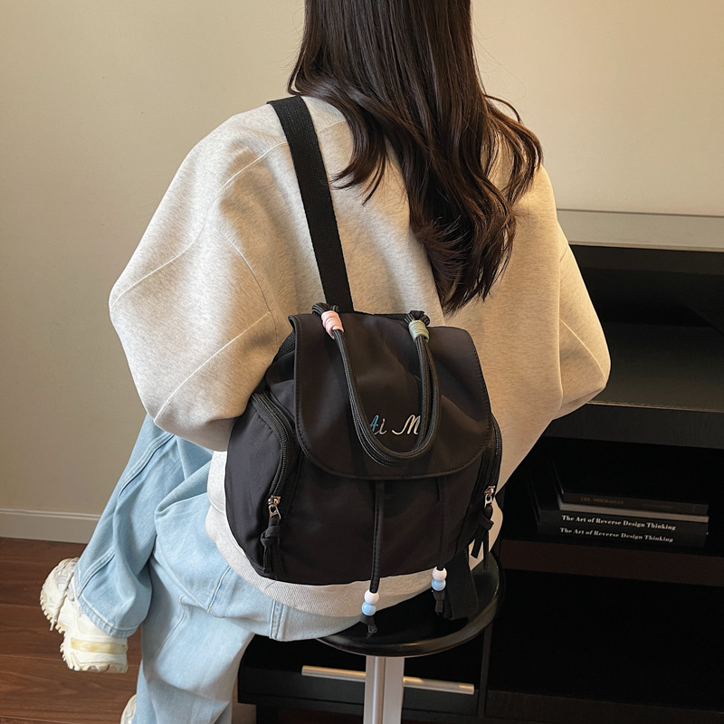 Los estudiantes de tendencia en clase nicho mochila de hombro mujer estilo exterior sensación de diseño de color sólido sensación de moda mochila universal image 4