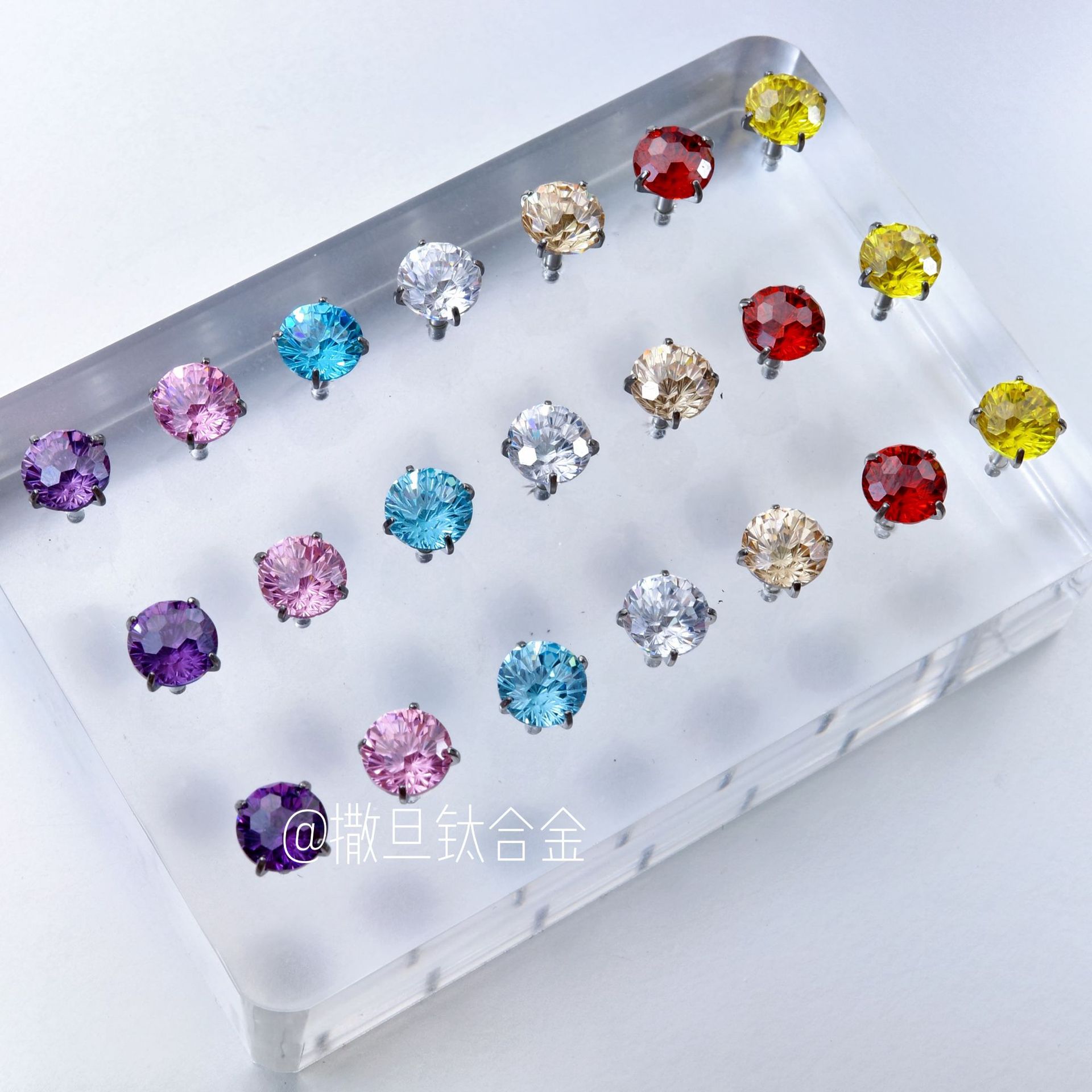 16G labret stud size and finish detail