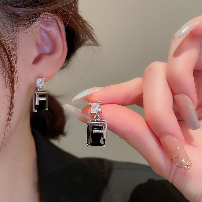 Pendientes geométricos con pliegues irregulares con cuentas de vidrio con aguja de plata Pendientes de alta calidad de temperamento negro Pendientes ligeros de lujo