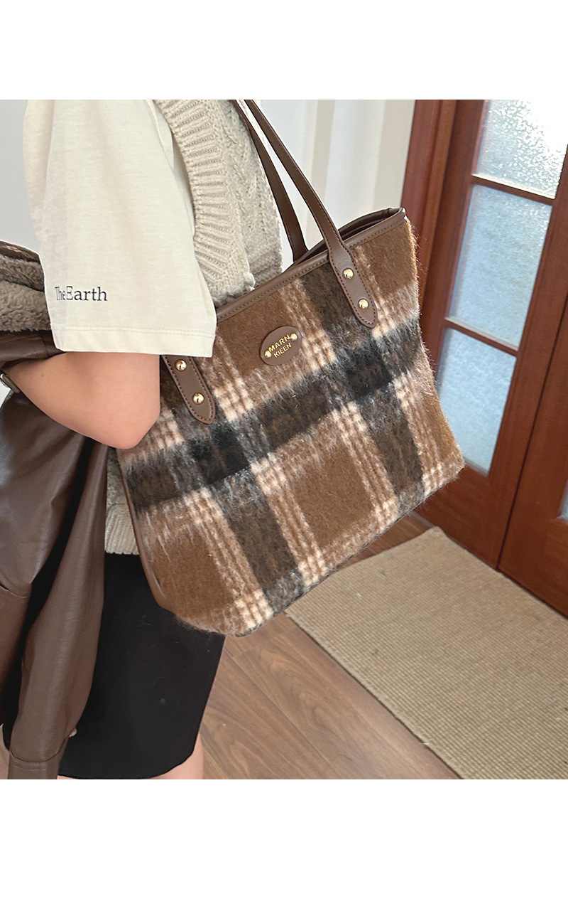Koreanische High-End-Version mit hoher Kapazität, tragbar für Damen 2023, modische Umhängetasche aus Wollkaro_voghion.com