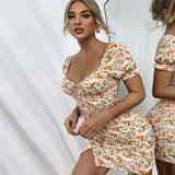 Мини-юбка, сексуальное платье, короткий рукав, в цветочек, квадратный вырез, с открытой спиной, с акцентом на бедрах