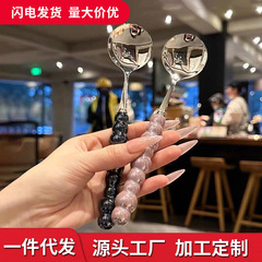 ステンレススプーンの軽い豪華な真珠は陶磁器の取っ手の家庭の食事のスプーンのスープのスプーンのデザートのスプーンのケーキのスプーンをまねます。